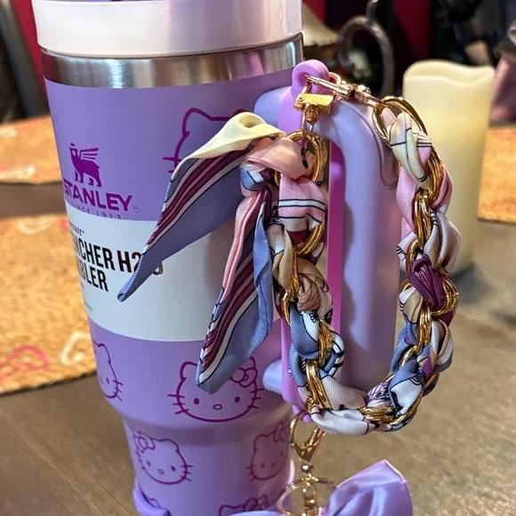 💜Stanley Lavender Hello Kitty Quencher H2.0 Tumbler with Charm💜 - Picture 8 of 9